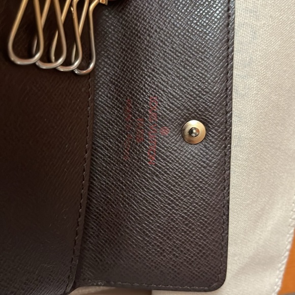 Louis Vuitton 4 key holder in Damier Ebene comes with dust bag and box. - Picture 3 of 8